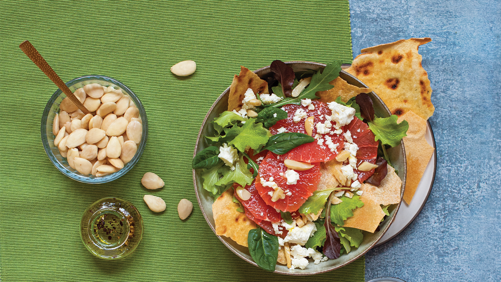 Mixed salad with goat cheese and grapefruit