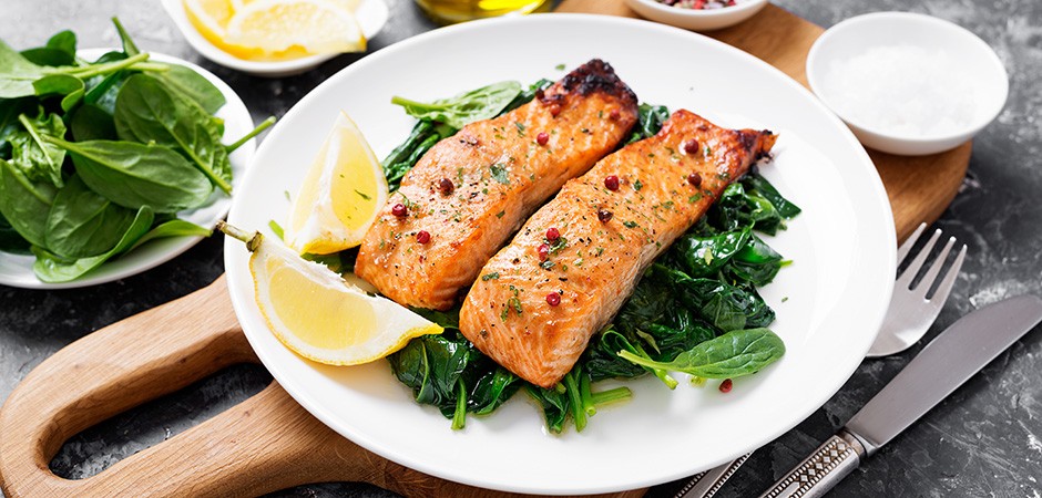 salmone-al-forno-con-contorno-di-spinaci