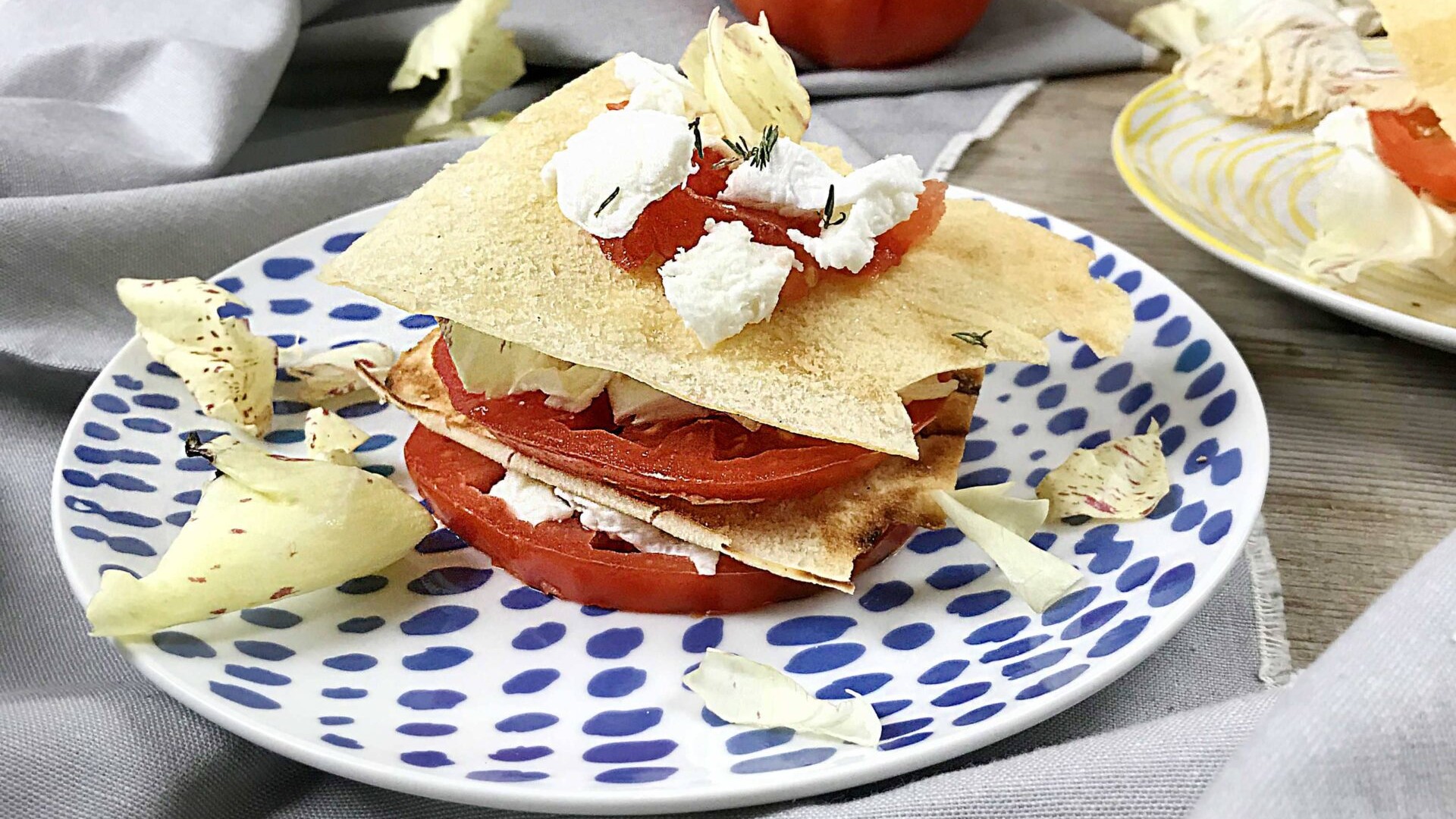 Millefoglie di pane carasau, mozzarella, radicchio variegato e pomodoro