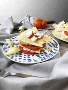 unpizicodiviola_millefoglie-di-pane-carasau-mozzarella-radicchio-variegato-e-pomodoro02-225x300
